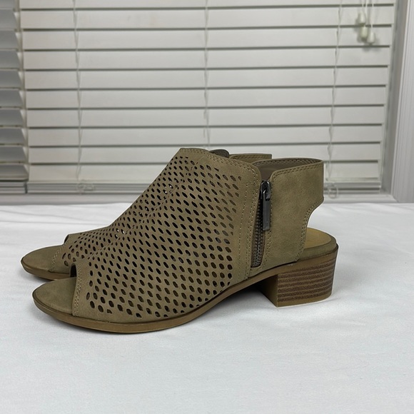 Soda Size 6 Perforated Heels - Picture 2 of 6